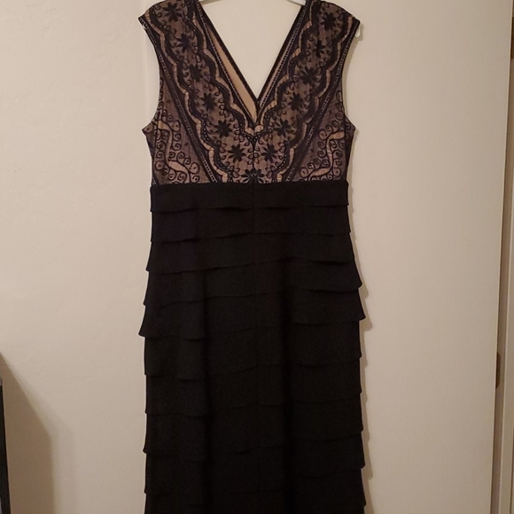 Elegant Evening Gown - Picture 2 of 4